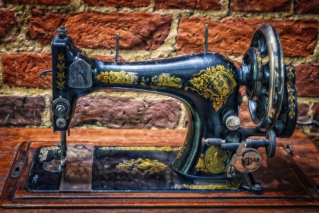 industrial sewing machine hands heavy fabric